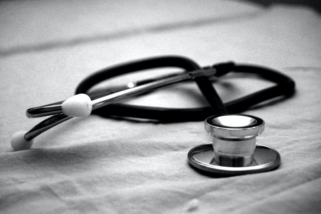 Estetoscopio médico sobre una superficie de tela en ambiente clínico