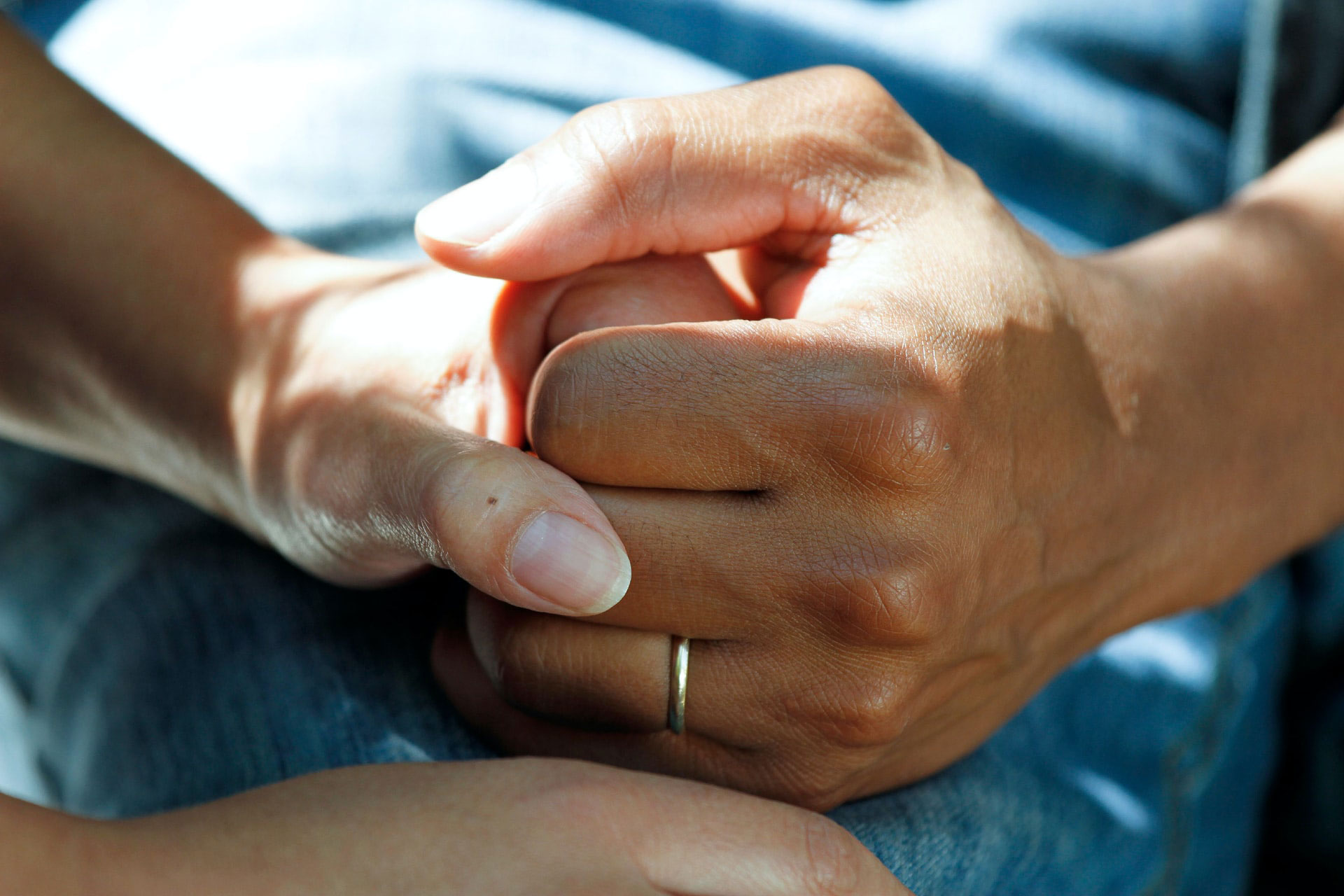 Profesional médico sujetando la mano de un paciente en gesto de apoyo