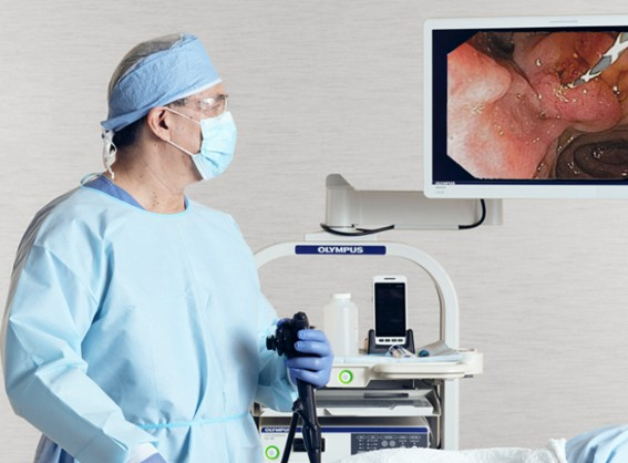 Médico realizando una colonoscopia con equipo de endoscopia para detección de cáncer de colon