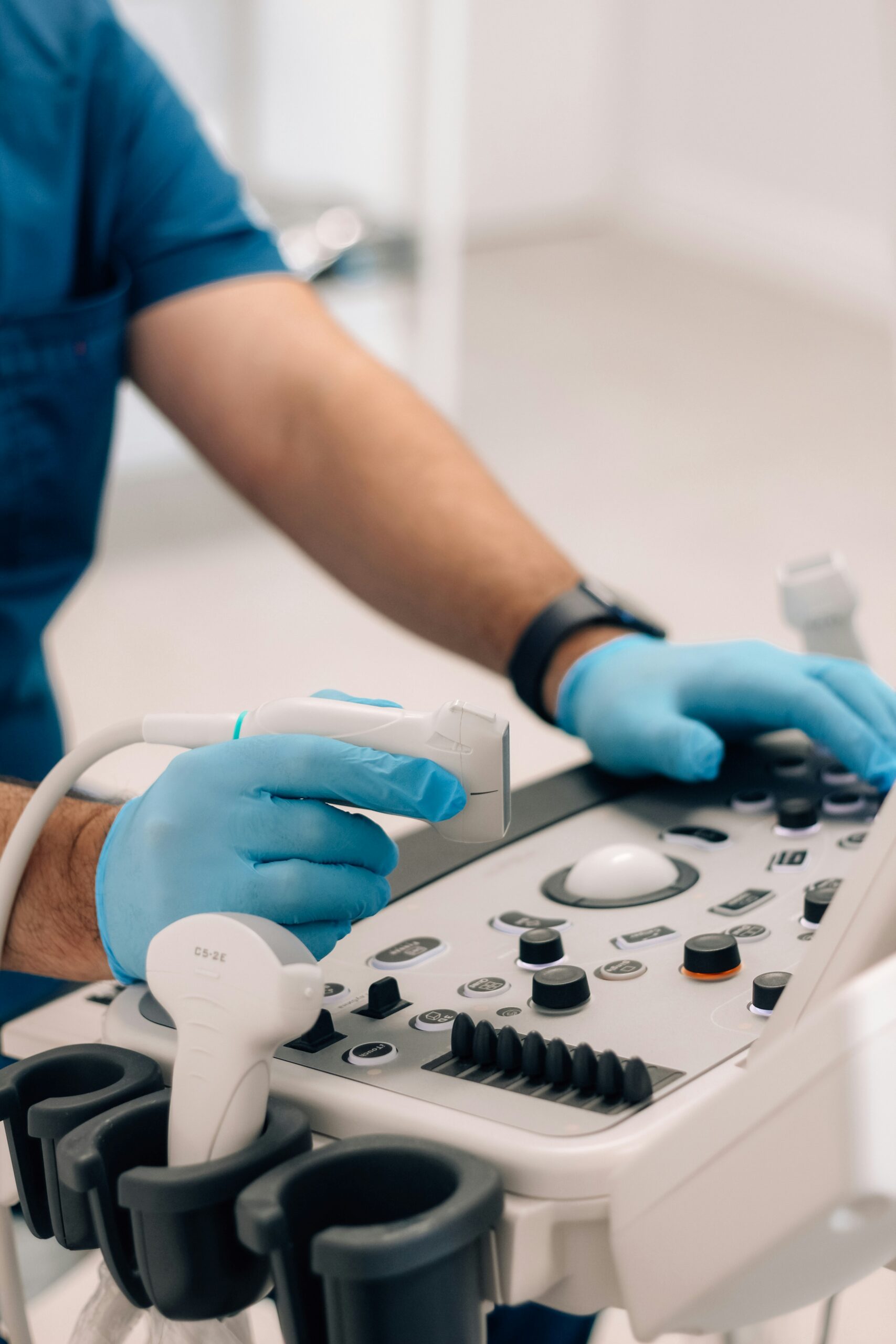 Técnico manipulando equipo de ultrasonido para ecografía abdominal