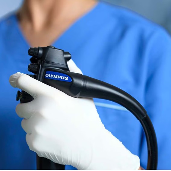 Profesional médico sujetando un endoscopio Olympus para exploración digestiva